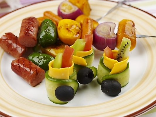 포토 JPG 스튜디오촬영 그릇 접시 음식 서양음식 실내 근접촬영 사람없음 장식 가로 식탁보 꼬치 안주 소시지요리 국내포토 식기 뷰포인트 내부 파일형식