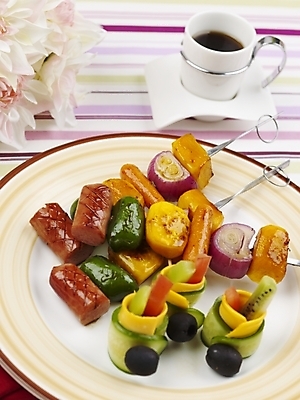 포토 JPG 스튜디오촬영 그릇 접시 꽃 커피 음식 포크 탁자 서양음식 실내 사람없음 장식 세로 식탁보 꼬치 커피잔 찻잔 안주 소시지요리 국내포토 식물 식기 음료 가구 잔 내부 파일형식