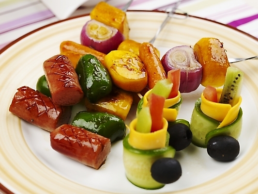 포토 JPG 스튜디오촬영 그릇 접시 음식 서양음식 실내 근접촬영 사람없음 장식 가로 식탁보 꼬치 안주 소시지요리 국내포토 식기 뷰포인트 내부 파일형식