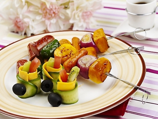 포토 JPG 스튜디오촬영 그릇 접시 꽃 커피 음식 포크 탁자 서양음식 실내 근접촬영 사람없음 장식 가로 식탁보 꼬치 커피잔 안주 소시지요리 국내포토 식물 식기 음료 뷰포인트 가구 잔 내부 파일형식