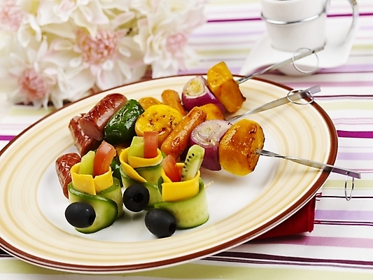 포토 JPG 스튜디오촬영 그릇 접시 음식 서양음식 실내 근접촬영 사람없음 장식 가로 식탁보 꼬치 안주 소시지요리 국내포토 식기 뷰포인트 내부 파일형식