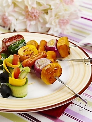 포토 JPG 스튜디오촬영 그릇 접시 음식 서양음식 실내 근접촬영 사람없음 장식 세로 식탁보 꼬치 안주 소시지요리 국내포토 식기 뷰포인트 내부 파일형식