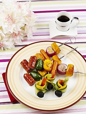 포토 JPG 스튜디오촬영 그릇 접시 꽃 커피 음식 포크 탁자 서양음식 실내 사람없음 장식 세로 하이앵글 식탁보 꼬치 커피잔 찻잔 안주 소시지요리 국내포토 식물 식기 음료 뷰포인트 가구 잔 내부 파일형식