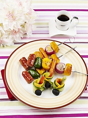 포토 JPG 스튜디오촬영 그릇 접시 꽃 커피 음식 포크 탁자 서양음식 실내 사람없음 장식 세로 하이앵글 식탁보 꼬치 커피잔 찻잔 안주 소시지요리 국내포토 식물 식기 음료 뷰포인트 가구 잔 내부 파일형식