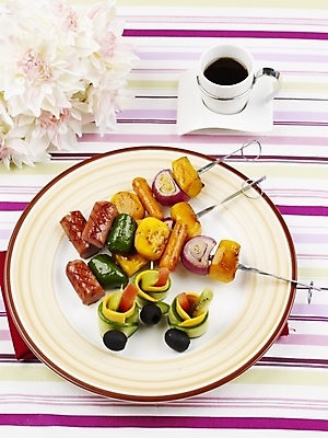 포토 JPG 스튜디오촬영 그릇 접시 음식 서양음식 실내 사람없음 장식 세로 하이앵글 식탁보 꼬치 찻잔 안주 소시지요리 국내포토 식기 뷰포인트 잔 내부 파일형식