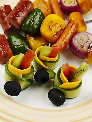 포토 JPG 스튜디오촬영 그릇 접시 음식 서양음식 실내 근접촬영 사람없음 장식 세로 식탁보 꼬치 안주 소시지요리 국내포토 식기 뷰포인트 내부 파일형식