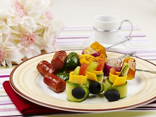 포토 JPG 스튜디오촬영 그릇 접시 음식 서양음식 실내 근접촬영 사람없음 장식 가로 식탁보 꼬치 안주 소시지요리 국내포토 식기 뷰포인트 내부 파일형식