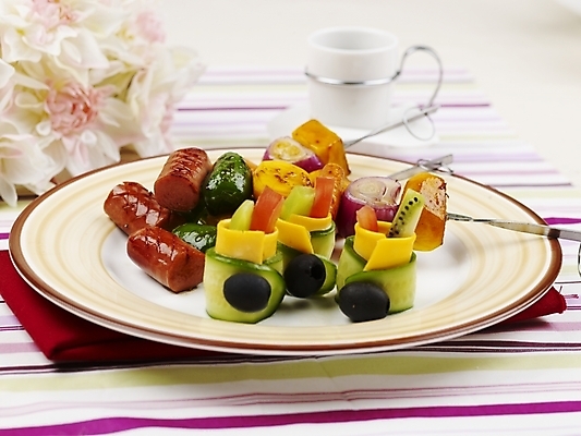 포토 JPG 스튜디오촬영 그릇 접시 꽃 커피 음식 포크 탁자 서양음식 실내 근접촬영 사람없음 장식 가로 식탁보 꼬치 커피잔 안주 소시지요리 국내포토 식물 식기 음료 뷰포인트 가구 잔 내부 파일형식