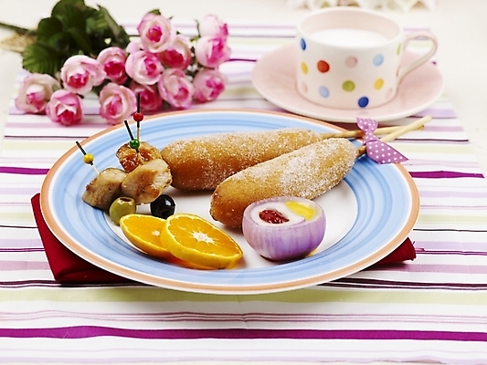 포토 JPG 스튜디오촬영 그릇 접시 꽃 음식 포크 오렌지 탁자 디저트 실내 사람없음 장식 가로 우유 머그컵 식탁보 핫도그 이쑤시개 오이피클 국내포토 식물 식기 가구 과일 유제품 패스트푸드 내부 컵 피클 파일형식