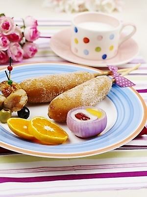 포토 JPG 스튜디오촬영 그릇 접시 꽃 음식 포크 오렌지 디저트 실내 근접촬영 사람없음 장식 세로 우유 머그컵 식탁보 양념 케첩 머스터드 핫도그 이쑤시개 오이피클 국내포토 식물 식기 뷰포인트 과일 유제품 패스트푸드 내부 컵 소스_음식 피클 파일형식