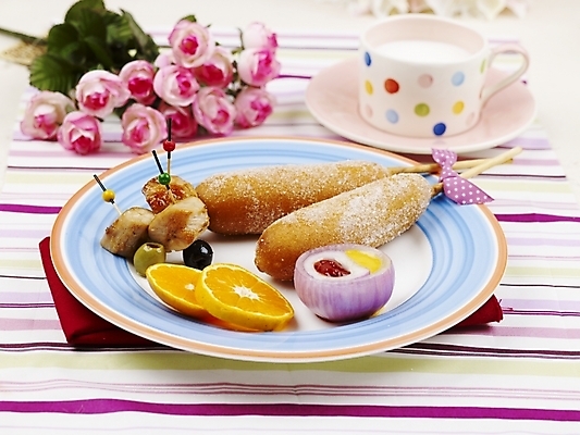 포토 JPG 스튜디오촬영 그릇 접시 꽃 음식 포크 오렌지 디저트 실내 사람없음 장식 가로 우유 머그컵 식탁보 핫도그 이쑤시개 오이피클 국내포토 식물 식기 과일 유제품 패스트푸드 내부 컵 피클 파일형식