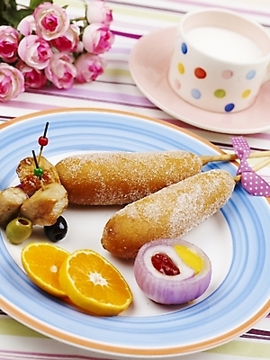 포토 JPG 스튜디오촬영 그릇 접시 꽃 음식 포크 오렌지 탁자 디저트 실내 근접촬영 사람없음 장식 세로 우유 머그컵 식탁보 양념 케첩 머스터드 핫도그 이쑤시개 오이피클 국내포토 식물 식기 뷰포인트 가구 과일 유제품 패스트푸드 내부 컵 소스_음식 피클 파일형식