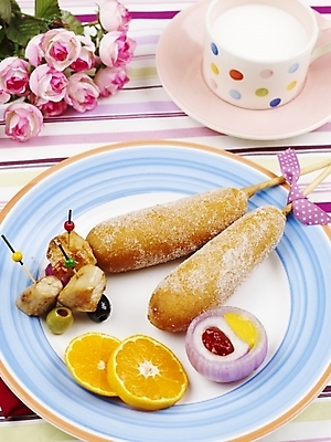 포토 JPG 스튜디오촬영 그릇 접시 꽃 음식 포크 오렌지 탁자 디저트 실내 근접촬영 사람없음 장식 세로 우유 머그컵 식탁보 양념 케첩 머스터드 핫도그 이쑤시개 오이피클 국내포토 식물 식기 뷰포인트 가구 과일 유제품 패스트푸드 내부 컵 소스_음식 피클 파일형식