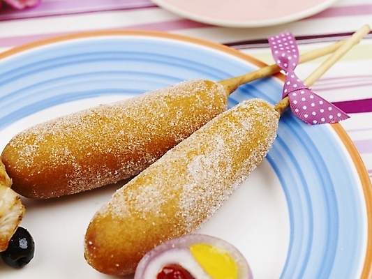 포토 JPG 스튜디오촬영 그릇 접시 음식 탁자 디저트 실내 근접촬영 사람없음 장식 가로 식탁보 양념 케첩 머스터드 핫도그 국내포토 식기 뷰포인트 가구 패스트푸드 내부 소스_음식 파일형식