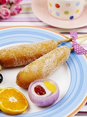 포토 JPG 스튜디오촬영 그릇 접시 꽃 음식 포크 오렌지 탁자 디저트 실내 근접촬영 사람없음 장식 세로 머그컵 식탁보 양념 케첩 머스터드 핫도그 이쑤시개 오이피클 국내포토 식물 식기 뷰포인트 가구 과일 패스트푸드 내부 컵 소스_음식 피클 파일형식