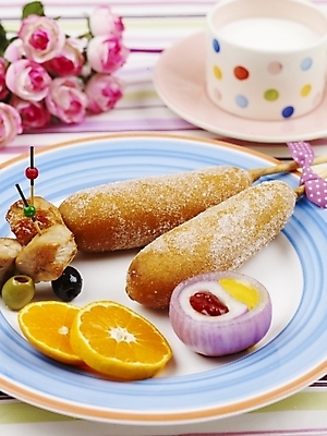 포토 JPG 스튜디오촬영 그릇 접시 꽃 음식 포크 오렌지 디저트 실내 근접촬영 사람없음 장식 세로 우유 머그컵 식탁보 양념 케첩 머스터드 핫도그 이쑤시개 오이피클 국내포토 식물 식기 뷰포인트 과일 유제품 패스트푸드 내부 컵 소스_음식 피클 파일형식