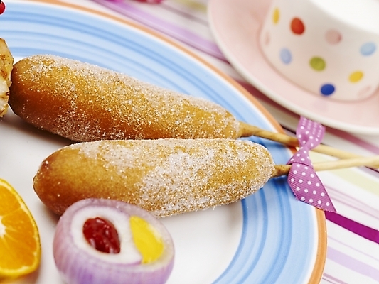 포토 JPG 스튜디오촬영 그릇 접시 꽃 음식 포크 오렌지 탁자 디저트 실내 근접촬영 사람없음 장식 가로 우유 머그컵 식탁보 양념 케첩 머스터드 핫도그 이쑤시개 오이피클 국내포토 식물 식기 뷰포인트 가구 과일 유제품 패스트푸드 내부 컵 소스_음식 피클 파일형식