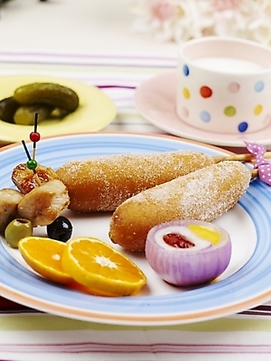 포토 JPG 스튜디오촬영 그릇 접시 꽃 음식 포크 오렌지 디저트 실내 근접촬영 사람없음 장식 세로 우유 머그컵 식탁보 양념 케첩 머스터드 핫도그 이쑤시개 오이피클 국내포토 식물 식기 뷰포인트 과일 유제품 패스트푸드 내부 컵 소스_음식 피클 파일형식