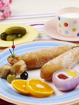 포토 JPG 스튜디오촬영 그릇 접시 꽃 음식 포크 오렌지 탁자 디저트 실내 근접촬영 사람없음 장식 세로 우유 머그컵 식탁보 양념 케첩 머스터드 핫도그 이쑤시개 오이피클 국내포토 식물 식기 뷰포인트 가구 과일 유제품 패스트푸드 내부 컵 소스_음식 피클 파일형식