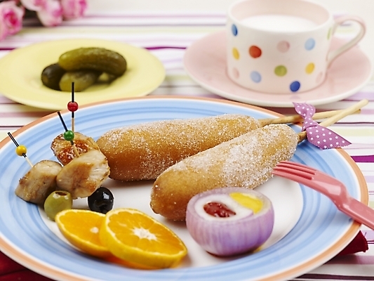 포토 JPG 스튜디오촬영 그릇 접시 꽃 음식 포크 오렌지 디저트 실내 근접촬영 사람없음 장식 가로 우유 머그컵 식탁보 양념 케첩 머스터드 핫도그 이쑤시개 오이피클 국내포토 식물 식기 뷰포인트 과일 유제품 패스트푸드 내부 컵 소스_음식 피클 파일형식