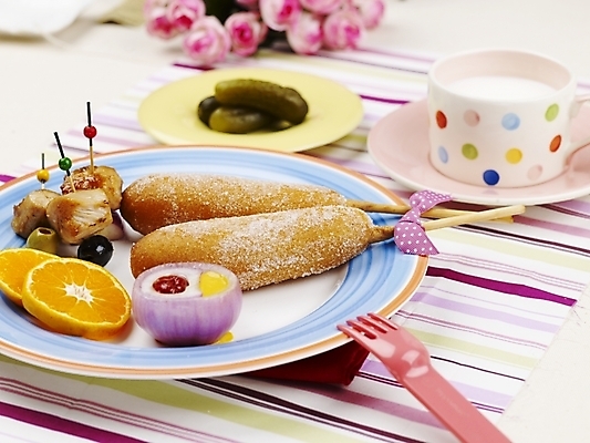 포토 JPG 스튜디오촬영 그릇 접시 꽃 음식 포크 오렌지 탁자 디저트 실내 근접촬영 사람없음 장식 가로 우유 머그컵 식탁보 양념 케첩 머스터드 핫도그 이쑤시개 오이피클 국내포토 식물 식기 뷰포인트 가구 과일 유제품 패스트푸드 내부 컵 소스_음식 피클 파일형식