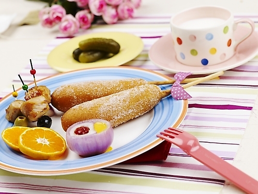 포토 JPG 스튜디오촬영 그릇 접시 꽃 음식 포크 오렌지 디저트 실내 근접촬영 사람없음 장식 가로 우유 머그컵 식탁보 양념 케첩 머스터드 핫도그 이쑤시개 오이피클 국내포토 식물 식기 뷰포인트 과일 유제품 패스트푸드 내부 컵 소스_음식 피클 파일형식