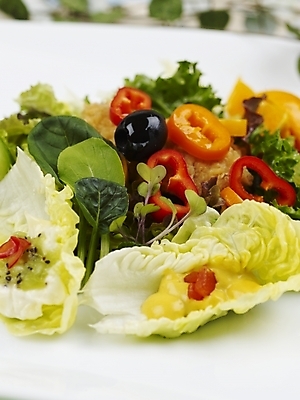 포토 JPG 스튜디오촬영 그릇 접시 음식 채소 오렌지 피망 오이 서양음식 실내 근접촬영 사람없음 장식 세로 초록색 노란색 샐러드 식탁보 흰색 배추 국내포토 식기 뷰포인트 컬러 과일 내부 파일형식