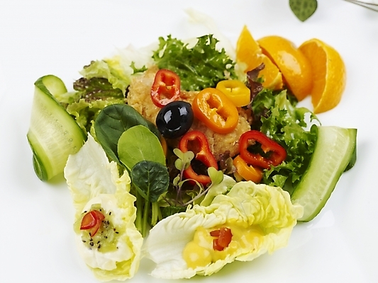 포토 JPG 스튜디오촬영 그릇 접시 음식 채소 오렌지 피망 오이 서양음식 실내 근접촬영 사람없음 장식 가로 초록색 노란색 샐러드 식탁보 흰색 배추 국내포토 식기 뷰포인트 컬러 과일 내부 파일형식