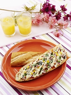 포토 JPG 스튜디오촬영 그릇 접시 꽃 음료 음식 빵 분홍색 탁자 디저트 피자 실내 사람없음 장식 세로 노란색 보라색 주스 식탁보 바게트 오렌지주스 제빵 피자바게트 국내포토 식물 식기 컬러 가구 패스트푸드 서양음식 내부 제과제빵 과일주스 파일형식