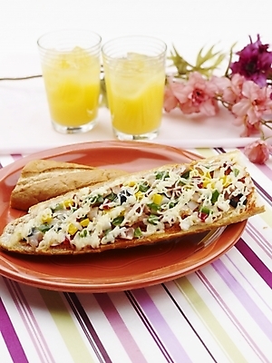 포토 JPG 스튜디오촬영 그릇 접시 꽃 음료 음식 빵 디저트 실내 사람없음 장식 세로 주스 식탁보 바게트 오렌지주스 제빵 피자바게트 국내포토 식물 식기 피자 내부 제과제빵 과일주스 파일형식