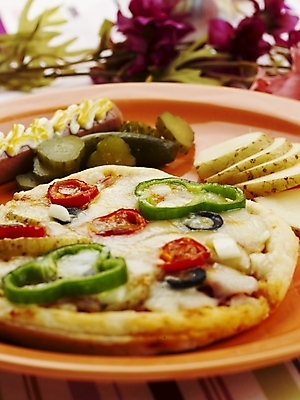 포토 JPG 스튜디오촬영 그릇 접시 꽃 음식 피망 감자 피자 서양음식 실내 근접촬영 사람없음 장식 세로 감자튀김 소시지 피클 음식데코레이션 국내포토 식물 식기 뷰포인트 채소 패스트푸드 내부 튀김 가공식품 절임 파일형식