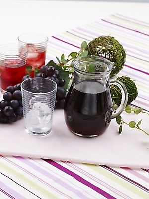 포토 JPG 스튜디오촬영 음료 음식 과일 포도 주전자 잔 실내 근접촬영 사람없음 장식 빨간색 세로 초록색 얼음 주스 과일주스 덩굴 포도주스 국내포토 자연요소 식물 식기 뷰포인트 컬러 주방용품 내부 파일형식