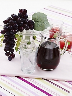 포토 JPG 스튜디오촬영 음료 음식 과일 포도 잔 실내 근접촬영 사람없음 빨간색 세로 초록색 얼음 주스 과일주스 포도주스 국내포토 자연요소 식기 뷰포인트 컬러 내부 파일형식