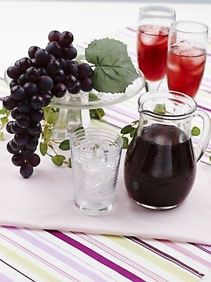 포토 JPG 스튜디오촬영 음료 음식 과일 탁자 포도 주전자 잔 실내 근접촬영 사람없음 장식 빨간색 세로 초록색 와인 얼음 주스 식탁보 과일주스 포도주스 국내포토 자연요소 식기 뷰포인트 컬러 가구 주방용품 주류 내부 파일형식