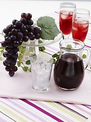 포토 JPG 스튜디오촬영 음료 음식 과일 포도 잔 실내 근접촬영 사람없음 빨간색 세로 초록색 와인 얼음 주스 식탁보 과일주스 포도주스 국내포토 자연요소 식기 뷰포인트 컬러 주류 내부 파일형식