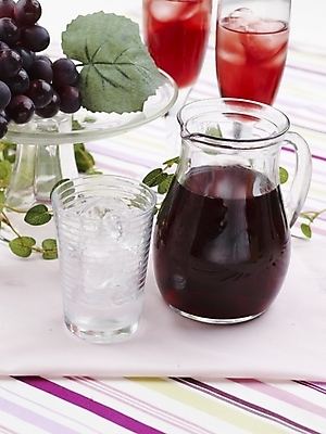 포토 JPG 스튜디오촬영 음료 음식 과일 포도 잔 실내 근접촬영 사람없음 빨간색 세로 초록색 와인 얼음 주스 식탁보 과일주스 포도주스 국내포토 자연요소 식기 뷰포인트 컬러 주류 내부 파일형식