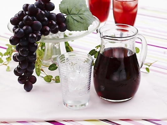 포토 JPG 스튜디오촬영 음료 음식 과일 탁자 포도 주전자 잔 실내 근접촬영 사람없음 장식 가로 빨간색 초록색 와인 얼음 주스 식탁보 과일주스 포도주스 국내포토 자연요소 식기 뷰포인트 컬러 가구 주방용품 주류 내부 파일형식