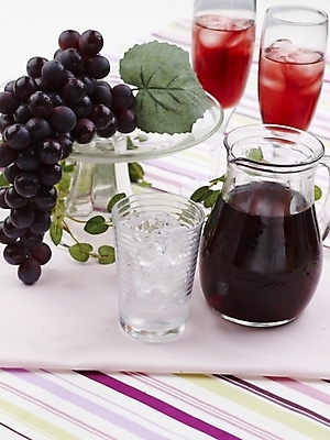 포토 JPG 스튜디오촬영 음료 음식 과일 탁자 포도 주전자 잔 실내 근접촬영 사람없음 장식 빨간색 세로 초록색 와인 얼음 주스 식탁보 과일주스 포도주스 국내포토 자연요소 식기 뷰포인트 컬러 가구 주방용품 주류 내부 파일형식