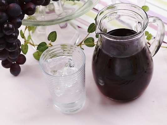 포토 JPG 스튜디오촬영 음료 음식 과일 포도 잔 실내 근접촬영 사람없음 가로 빨간색 초록색 와인 얼음 주스 식탁보 과일주스 포도주스 국내포토 자연요소 식기 뷰포인트 컬러 주류 내부 파일형식