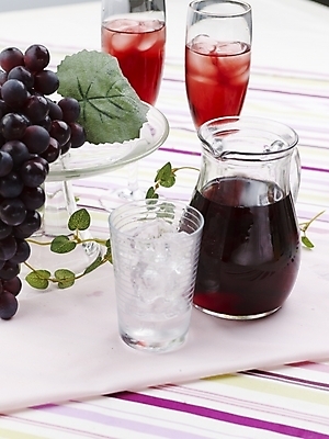 포토 JPG 스튜디오촬영 음료 음식 과일 포도 잔 실내 근접촬영 사람없음 빨간색 세로 초록색 와인 얼음 주스 식탁보 과일주스 포도주스 국내포토 자연요소 식기 뷰포인트 컬러 주류 내부 파일형식