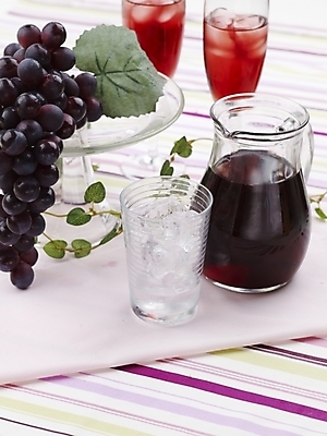 포토 JPG 스튜디오촬영 음료 음식 과일 탁자 포도 주전자 잔 실내 근접촬영 사람없음 장식 빨간색 세로 초록색 와인 얼음 주스 식탁보 과일주스 포도주스 국내포토 자연요소 식기 뷰포인트 컬러 가구 주방용품 주류 내부 파일형식