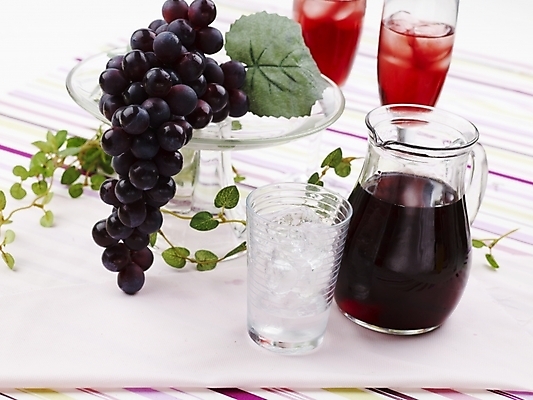 포토 JPG 스튜디오촬영 음료 음식 과일 포도 잔 실내 근접촬영 사람없음 가로 빨간색 초록색 와인 얼음 주스 식탁보 과일주스 포도주스 국내포토 자연요소 식기 뷰포인트 컬러 주류 내부 파일형식