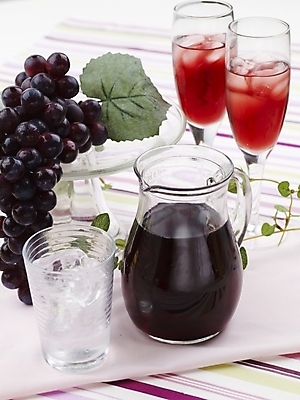 포토 JPG 스튜디오촬영 음료 음식 과일 포도 잔 실내 근접촬영 사람없음 빨간색 세로 초록색 와인 얼음 주스 식탁보 과일주스 포도주스 국내포토 자연요소 식기 뷰포인트 컬러 주류 내부 파일형식