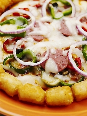 포토 JPG 스튜디오촬영 그릇 접시 음식 피망 피자 서양음식 실내 근접촬영 사람없음 장식 세로 초록색 노란색 검은색 햄 국내포토 식기 뷰포인트 컬러 채소 패스트푸드 육류 내부 파일형식