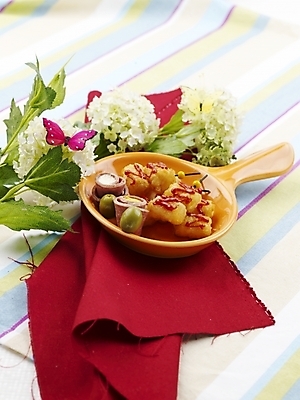 포토 JPG 스튜디오촬영 그릇 접시 꽃 음식 나비 탁자 서양음식 실내 사람없음 장식 세로 장미 튀김 식탁보 안주 튀김꼬치 국내포토 식물 식기 가구 곤충 내부 꼬치 파일형식