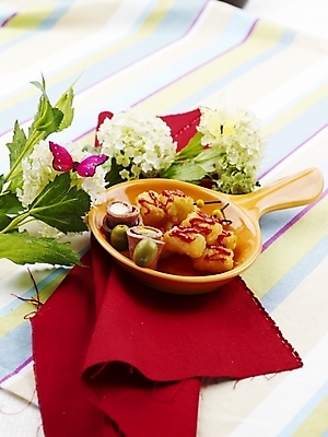 포토 JPG 스튜디오촬영 그릇 접시 꽃 음식 나비 서양음식 실내 사람없음 장식 세로 튀김 식탁보 안주 튀김꼬치 국내포토 식물 식기 곤충 내부 꼬치 파일형식