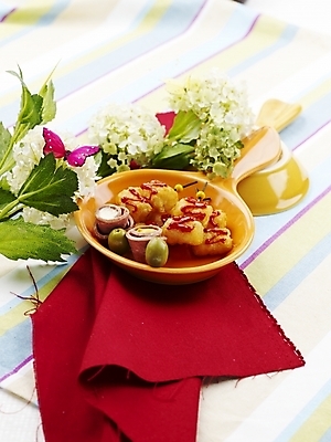 포토 JPG 스튜디오촬영 그릇 접시 꽃 음식 나비 탁자 서양음식 실내 근접촬영 사람없음 장식 세로 장미 튀김 식탁보 안주 튀김꼬치 국내포토 식물 식기 뷰포인트 가구 곤충 내부 꼬치 파일형식