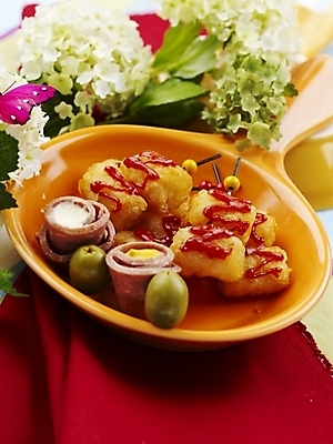 포토 JPG 스튜디오촬영 그릇 접시 꽃 음식 나비 서양음식 실내 근접촬영 사람없음 장식 세로 튀김 식탁보 안주 튀김꼬치 국내포토 식물 식기 뷰포인트 곤충 내부 꼬치 파일형식