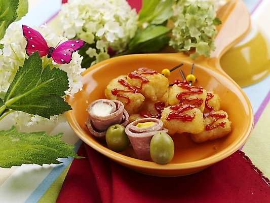 포토 JPG 스튜디오촬영 그릇 접시 꽃 음식 나비 서양음식 실내 근접촬영 사람없음 장식 가로 빨간색 튀김 안주 튀김꼬치 국내포토 식물 식기 뷰포인트 컬러 곤충 내부 꼬치 파일형식