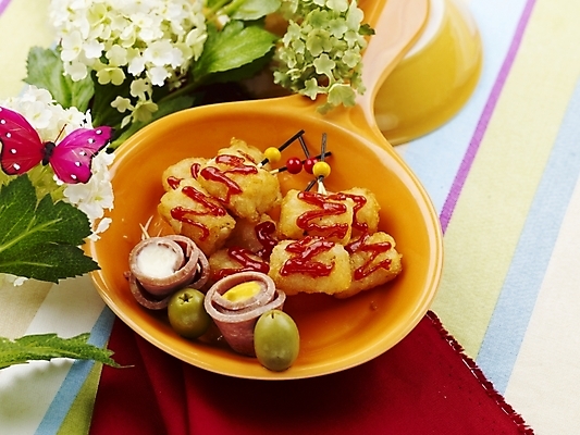 포토 JPG 스튜디오촬영 그릇 접시 꽃 음식 나비 서양음식 실내 근접촬영 사람없음 장식 가로 빨간색 튀김 식탁보 안주 튀김꼬치 국내포토 식물 식기 뷰포인트 컬러 곤충 내부 꼬치 파일형식